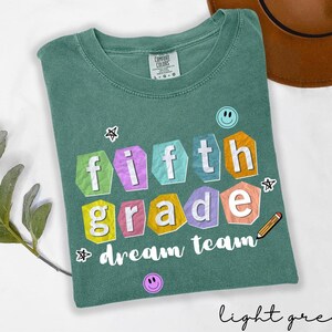 Camiseta Dream Team de quinto grado, camiseta del equipo de maestros con colores cómodos, camiseta de regreso a clases, camiseta de quinto grado, diseño de letra de rescate Y2K
