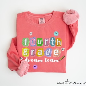 Camiseta del equipo de ensueño de cuarto grado, camiseta del equipo de maestros con colores cómodos, camiseta de regreso a clases, camiseta de cuarto grado, diseño de letra de rescate Y2K