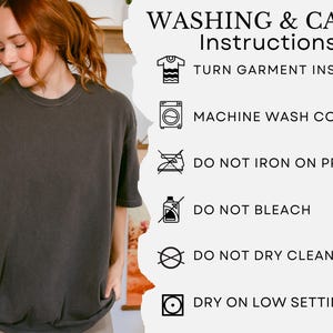 Puede incluir: Una camiseta gris carb&oacute;n con una lista de instrucciones de lavado y cuidado. El texto dice: WASHING & CARE INSTRUCTIONS, TURN GARMENT INSIDE OUT, MACHINE WASH COLD, DO NOT IRON ON PRINT, DO NOT BLEACH, DO NOT DRY CLEAN, DRY ON LOW SETTINGS.