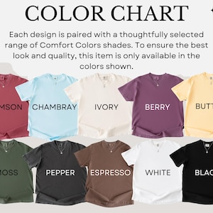 Puede incluir: Una carta de colores que muestra diez camisetas de manga corta en los tonos Crimson, Chambray, Ivory, Berry, Butter, Moss, Pepper, Espresso, White y Black. El texto en la parte superior dice COLOR CHART y ofrece informaci&oacute;n sobre la selecci&oacute;n.
