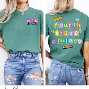 Camiseta Comfort Colors Regras da Quarta Série, Camiseta personalizada com nome do professor, Camiseta de volta às aulas para professor, Design de carta de resgate Y2K, Camiseta personalizada