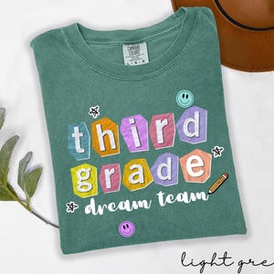 Camiseta del equipo de ensueño de tercer grado, camiseta del equipo de maestros con colores cómodos, camiseta de regreso a clases, camiseta de tercer grado, diseño de letra de rescate Y2K