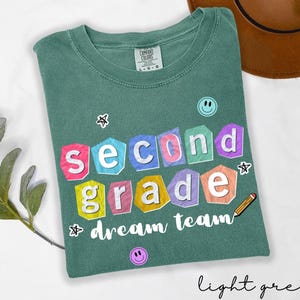 Camiseta Dream Team de segundo grado, camiseta del equipo de maestros con colores cómodos, camiseta de regreso a clases, camiseta de segundo grado, diseño de letra de rescate Y2K