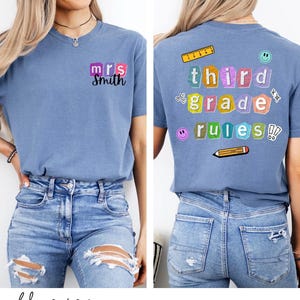 Camiseta con reglas de tercer grado de Comfort Colors, camiseta personalizada con nombre de maestro, camiseta de regreso a clases para maestros, diseño de letra de rescate Y2K, camiseta personalizada