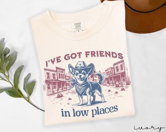 Camiseta de chihuahua "Friends in Low Places", camiseta para amantes de los perros del oeste, divertida camiseta de música country, camiseta gráfica de chihuahua vaquero con colores cómodos