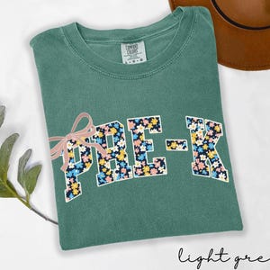 Camiseta de colores cómodos para maestros, camiseta de preescolar con lazo, camiseta de preescolar con letras universitarias florales, camiseta de regreso a clases para maestros o niños de preescolar.