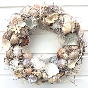 Tür/Wand/Tischkranz maritim Deko  Bad Deko Muscheln Strand Sommer und Meer ca. 30 cm Handarbeit haltbar Creme-braun-beige „MEERESRAUSCHEN 1“