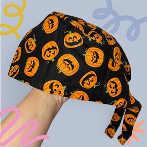 Halloween Spooky Pumpkin Cotton Scrub Cap - Neuartiges Kleid für Ärzte, Krankenschwestern, Beschäftigte im Etikett