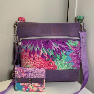 Bolso bandolera de corcho morado y cartera pequeña minimalista Bolso bandolera de corcho Bolso bandolera de corcho Monedero de corcho Koda Cuero vegano Kaffe Fassett noodlehead