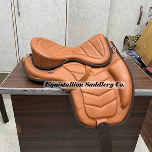 Leder Freemax Reitsattel mit passendem Sattelgurt und Steigbügelleder