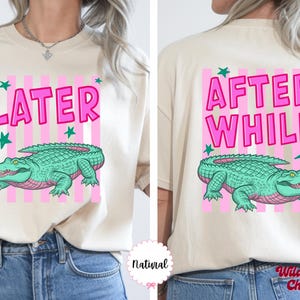 K&ouml;nnte beinhalten: Beiges T-Shirt mit rosa-wei&szlig; gestreiftem Hintergrund, einem gr&uuml;nen Alligator-Motiv und dem Wort "LATER" in Pink. Auf der R&uuml;ckseite des Shirts stehen die Worte "AFTER WHILE" und das gleiche Alligator-Motiv.