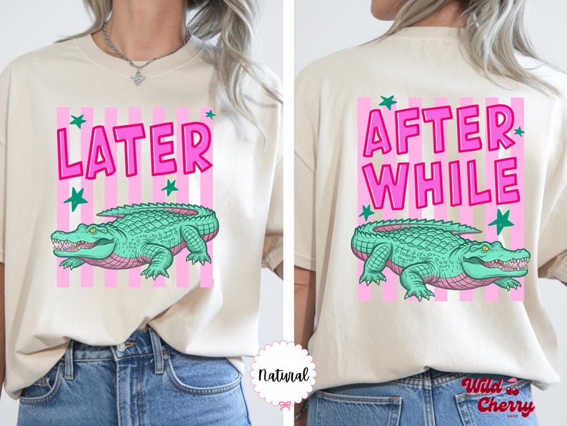 K&ouml;nnte beinhalten: Beiges T-Shirt mit rosa-wei&szlig; gestreiftem Hintergrund, einem gr&uuml;nen Alligator-Motiv und dem Wort "LATER" in Pink. Auf der R&uuml;ckseite des Shirts stehen die Worte "AFTER WHILE" und das gleiche Alligator-Motiv.