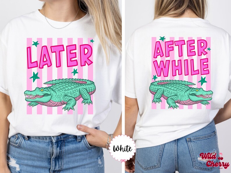 K&ouml;nnte beinhalten: Wei&szlig;es T-Shirt mit rosa und wei&szlig;en Streifen. Auf der Vorderseite steht das Wort "LATER" in Pink, ein gr&uuml;nes Alligator und gr&uuml;ne Sterne. Auf der R&uuml;ckseite stehen die Worte "AFTER WHILE" in Pink, ein gr&uuml;nes Alligator und gr&uuml;ne Sterne.