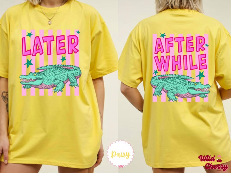 K&ouml;nnte beinhalten: Gelbes T-Shirt mit einem vorderen Aufdruck &bdquo;LATER&ldquo; und einem hinteren Aufdruck &bdquo;AFTER WHILE&ldquo;. Beide Grafiken zeigen ein gr&uuml;nes Alligatordesign mit rosa und gr&uuml;nen Akzenten.