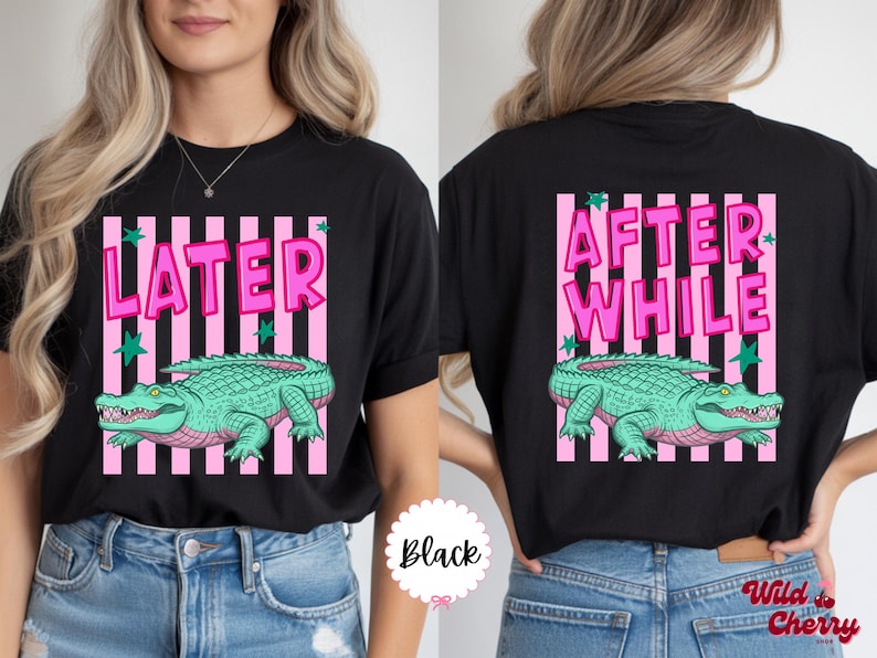 K&ouml;nnte beinhalten: Schwarzes T-Shirt mit einem Grafikdesign, das ein gr&uuml;nes Alligator zeigt und den Text "LATER" auf der Vorderseite und "AFTER WHILE" auf der R&uuml;ckseite. Das Design umfasst rosa Streifen und gr&uuml;ne Sterne.