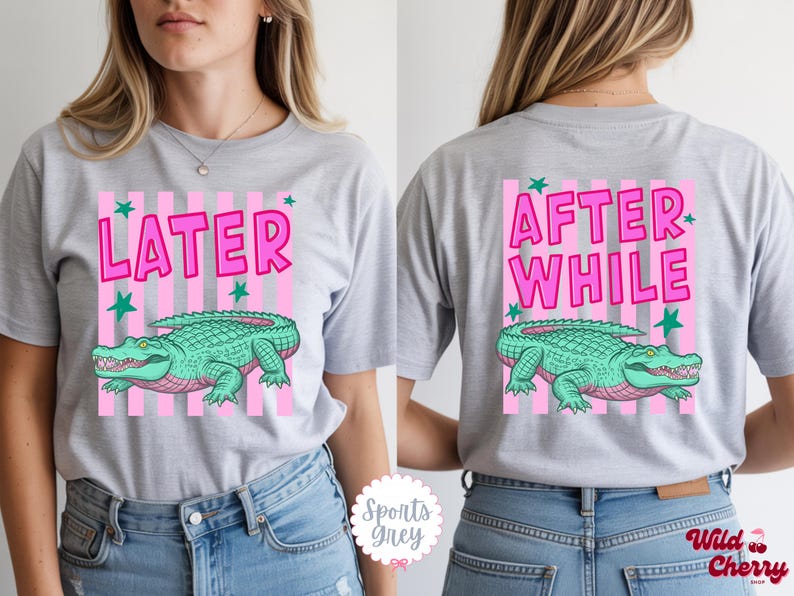 K&ouml;nnte beinhalten: Hellgraues T-Shirt mit rosa-wei&szlig;em Streifendesign. Auf der Vorderseite des Shirts steht das Wort "LATER" und ein gr&uuml;nes Alligator. Auf der R&uuml;ckseite des Shirts steht "AFTER WHILE" mit dem gleichen Alligatordesign.