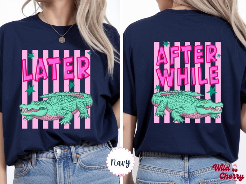 K&ouml;nnte beinhalten: Marineblaues T-Shirt mit einer Grafik eines gr&uuml;nen Alligators und dem Text "LATER" auf der Vorderseite. Auf der R&uuml;ckseite steht "AFTER WHILE" und die gleiche Alligatorengrafik. Das Design umfasst rosa Streifen und gr&uuml;ne Sterne.