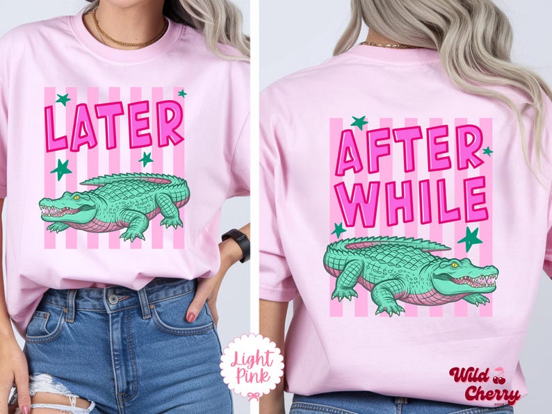 K&ouml;nnte beinhalten: Hellrosa T-Shirt mit einem Cartoon-Alligator-Design. Auf der Vorderseite des Shirts steht "LATER" in rosa Buchstaben mit einem gr&uuml;nen Alligator darunter. Auf der R&uuml;ckseite steht "AFTER WHILE" mit einem passenden Alligator.
