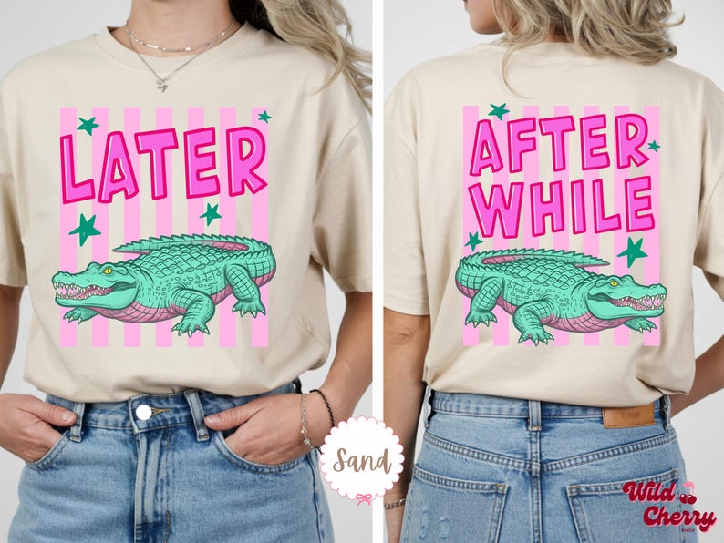 K&ouml;nnte beinhalten: Beiges T-Shirt mit rosa und wei&szlig;en Streifen. Auf der Vorderseite des Shirts steht das Wort "LATER" in Pink, mit einer gr&uuml;nen Alligator-Illustration. Auf der R&uuml;ckseite des Shirts stehen die Worte "AFTER WHILE" in Pink, mit einer gr&uuml;nen Alligator-Illustration.