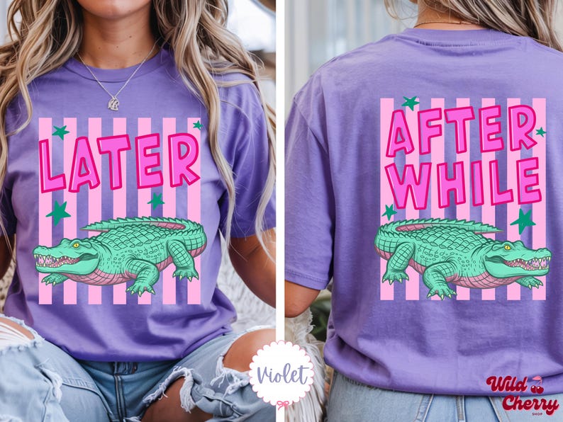 K&ouml;nnte beinhalten: Lilafarbenes T-Shirt mit einem gr&uuml;nen Alligator-Motiv und dem Text "LATER" auf der Vorderseite. Auf der R&uuml;ckseite steht "AFTER WHILE" mit dem gleichen Alligatordesign, mit rosa und gr&uuml;nen Akzenten.