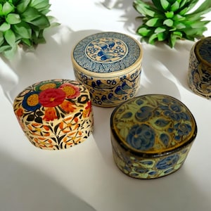 Vintage Kashmir hand painted lacquered Paper Mache Trinket Box lidded Made in India