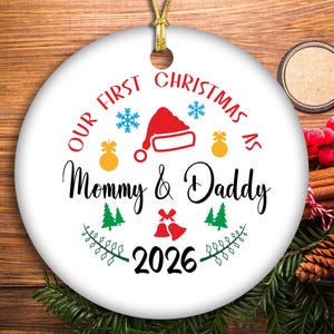 Onze eerste kerst als mama en papa 2026 Svg, nieuwe ouder cadeau 2026 PNG, kerstversieringen SVG, lasergesneden sieraad, dxf