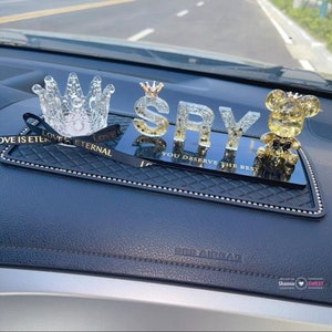 Bonita decoración creativa hecha a mano de cristal para coche, personalizada, con dos o tres letras y diseño de oso de cristal, accesorios de decoración para el interior del coche