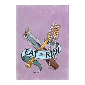 Puede incluir: Una pancarta azul y blanca con el texto "EAT the RICH" está envuelta alrededor de un tenedor dorado y un cuchillo plateado. El tenedor y el cuchillo están cruzados y el tenedor tiene una cadena de perlas atada a él.
