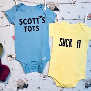 Body niemowlęce z serialu „Biuro” – zabawny kombinezon, wykonany na zamówienie