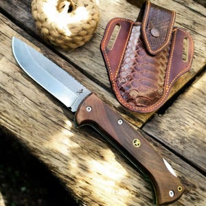 Coltello pieghevole EDC personalizzato - Manico in noce, lama in acciaio inox N690, custodia in pelle di pitone - Regalo per lui, strumento da campeggio e sopravvivenza