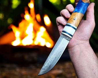 Handmade Puukko Knife – Damascus Steel Blade, Hybrid Olive Wood Handle, Leather Sheath, Outdoor Survival Gear, Gift for Him