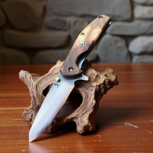 Coltello Pieghevole N690 Personalizzato – Manico in Noce – Fatto a Mano