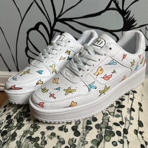 Heartstopper Custom Made &quot;Hi Hi&quot; Sneakers, W/ Cute Leaves LGBTQ Pride, Custom Shoes, Pride Month, Heartstopper Comic, Small Handrawn Leaves