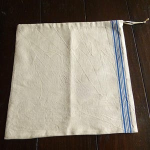 Op de afbeelding: Een set van drie keramische mokken met een gespikkelde, matte afwerking. De mokken zijn in de kleuren cr&egrave;me, lichtgrijs en donkergrijs. Elke mok heeft een eenvoudig, minimalistisch ontwerp en een afgeronde handgreep. De mokken zijn op elkaar gestapeld.