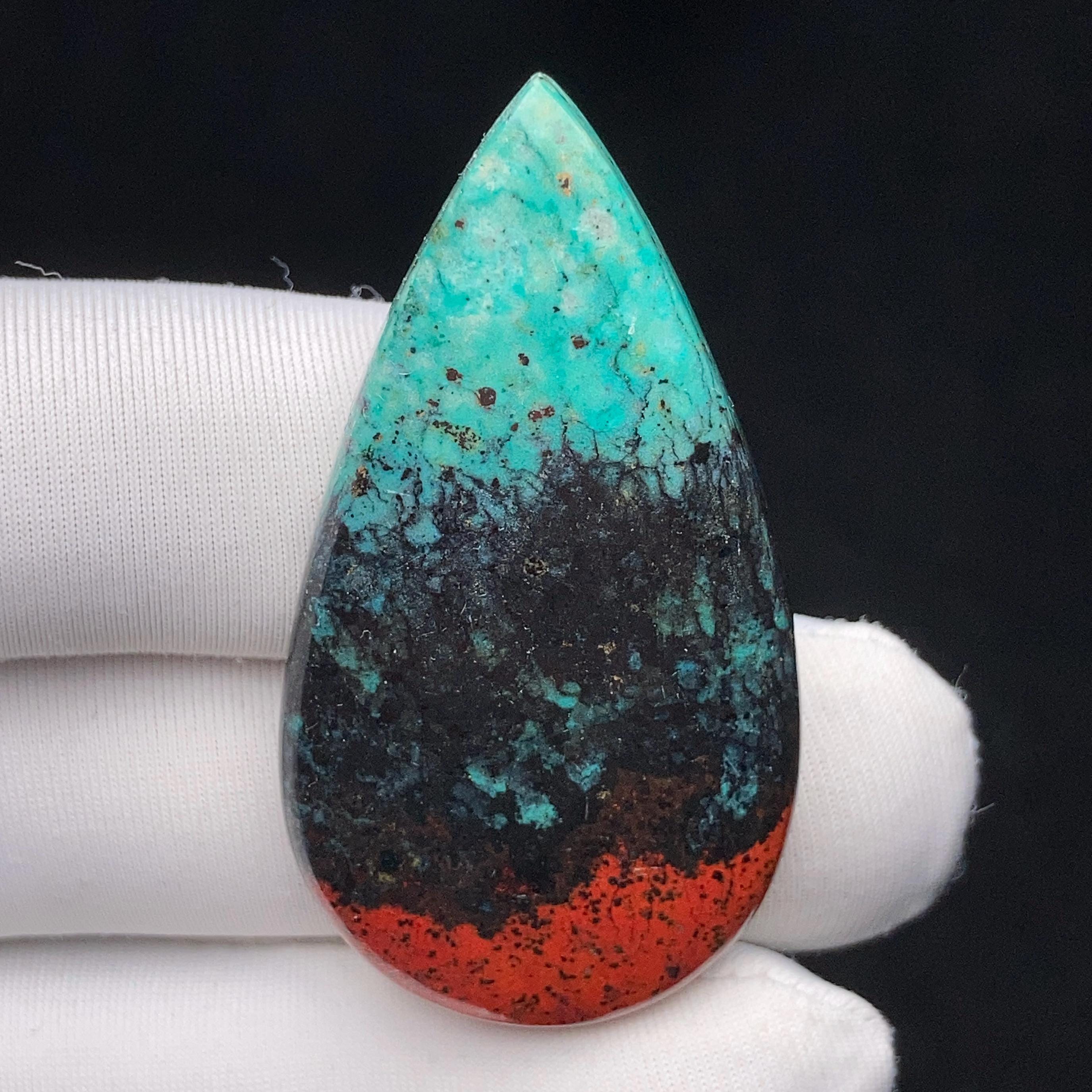 Impresionante cabujón Sonora Sunrise/Sunset: 43,4 x 22,9 x 5,3 mm, 46,75 quilates. Cuprita roja audaz y crisocola verde: una combinación impresionante.
