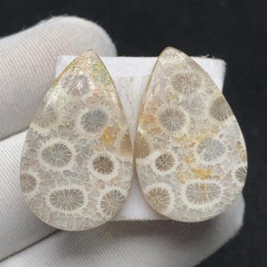 Puede incluir: Un juego de tres tazas de cerámica con un acabado mate moteado. Las tazas son en tonos de azul, verde y gris. Cada taza tiene un diseño simple y moderno y un asa cómoda.