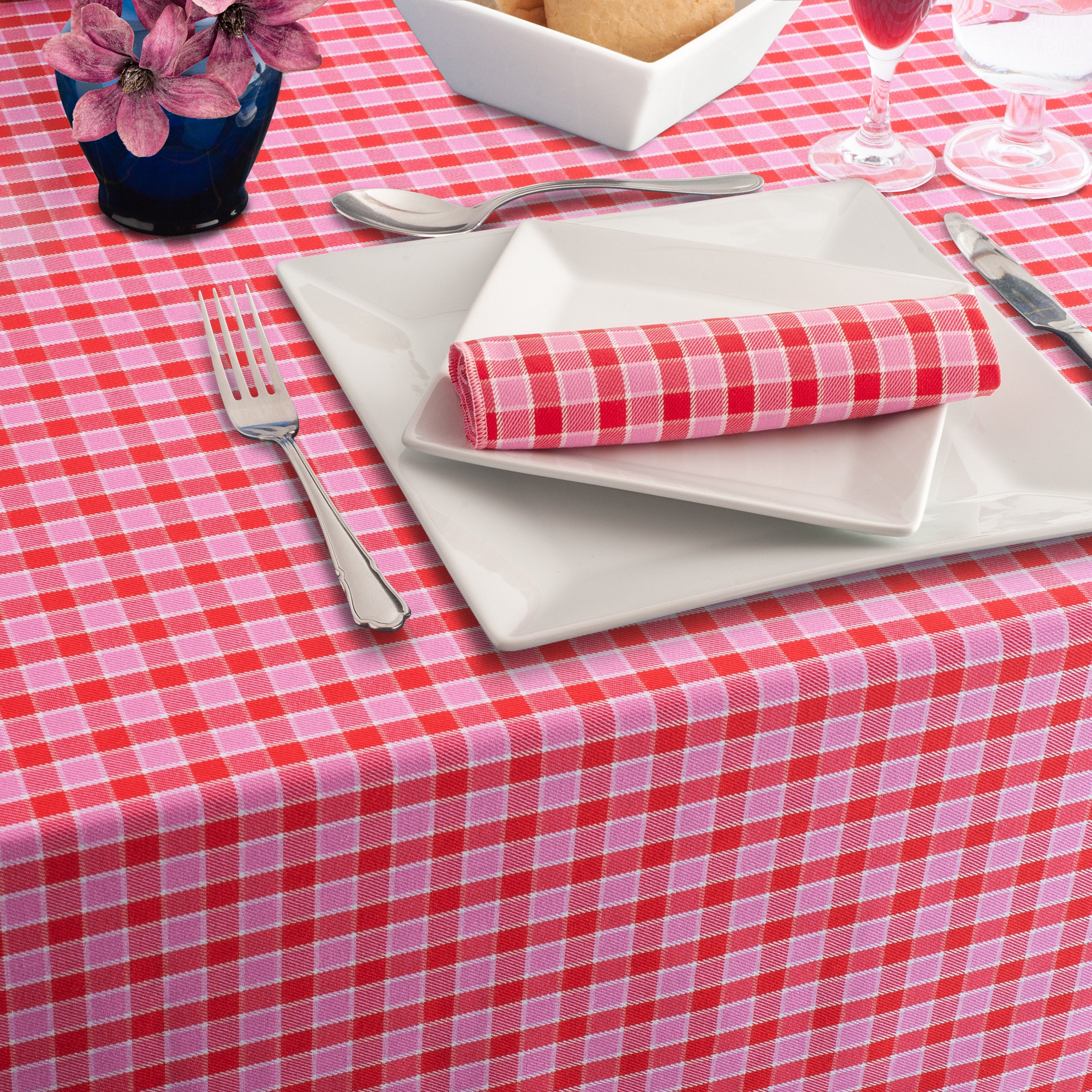 Les housses de sous-plat en tissu tartan rouge captivent la table