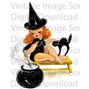 Puede incluir: Ilustración vintage de una bruja con cabello rojo, usando un sombrero y atuendo negro, revolviendo un caldero burbujeante. Un gato negro está sentado cerca en un banco amarillo. La imagen tiene un tema retro de Halloween.