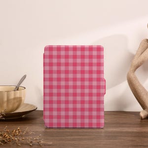 Étui pour Kindle basique à carreaux rose fuchsia, étui pour Kindle 6,8 po. 7 po. 2024, 2024, 2022, blanc papier 6,8 po. avec dragonne, étui transparent Kindle Colorsoft
