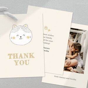 Tarjeta de agradecimiento digital editable con un lindo gatito. Plantilla de tarjeta imprimible con un gato para cualquier fiesta. Tarjeta electrónica personalizada en línea. Diseño minimalista