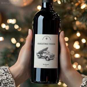 Kerstwijnetiket, gepersonaliseerd wijnetiket voor de feestdagen voor een cadeau voor een wijnliefhebber. Digitaal afdrukbaar sjabloon voor alcoholkerstcadeaus.