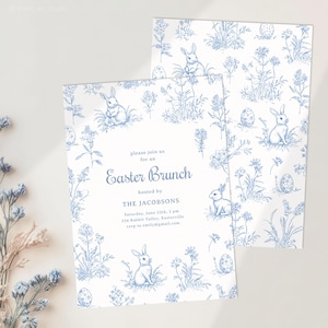 Op de afbeelding: Een blauwe en witte uitnodiging voor een paasbrunch. De uitnodiging heeft een delicaat bloemenpatroon met konijnen en eieren. De tekst luidt: "U bent van harte welkom voor een paasbrunch georganiseerd door The Jacobsons. Zaterdag 23 juni, 15:00 uur. 234 Rabbit Valley, Easterville. RSVP naar emily@gmail.com"