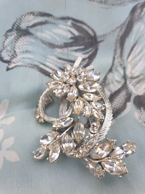 EXQUISITE Rhinestone & Silver Tone Brooch