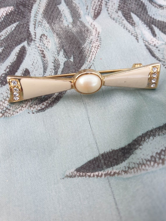 Pretty Bow Bar Brooch with Pearl, crystals and cream enamel