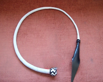 Látigo de dragón profesional BDSM en piel de vaca auténtica. BDSM hecho a mano.