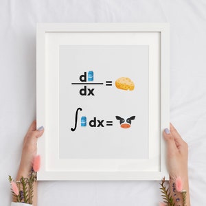 Könnte beinhalten: Ein weißer gerahmter Druck mit einer mathematischen Gleichung, die Milchkartons und Käse als Variablen verwendet. Die Gleichung lautet: d/dx Milchpackung = Käse. Die zweite Gleichung lautet: Integral von Milchpackung dx = Kuh.