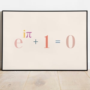 Op de afbeelding: Een ingelijste kunstprint met de wiskundige vergelijking e^(iπ) + 1 = 0. De vergelijking wordt weergegeven in verschillende kleuren, waaronder roze, geel, oranje en blauw, tegen een crèmekleurige achtergrond. De lijst is zwart.