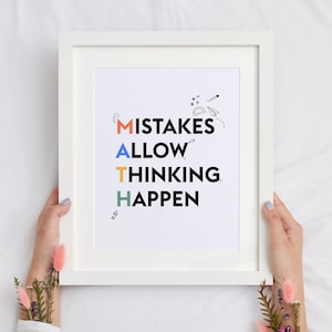 Könnte beinhalten: Weißer gerahmter Druck mit dem Text "Mistakes Allow Thinking Happen" in schwarzen Buchstaben, wobei jeder Buchstabe eine andere Farbe hat. Die Buchstaben sind von kleinen schwarz-weißen Zeichnungen von Schulmaterialien umgeben.
