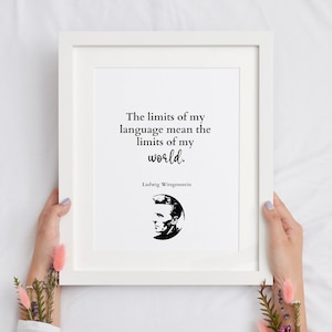 Könnte beinhalten: Ein weißer gerahmter Druck mit einem Schwarzweißzitat von Ludwig Wittgenstein: "Die Grenzen meiner Sprache bedeuten die Grenzen meiner Welt."