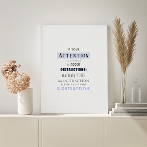Op de afbeelding: Een motiverende quote op een witte achtergrond in een lichtblauw frame. De quote luidt: "Als je aandacht wordt verdeeld door toegevoegde afleidingen, vermenigvuldig je mentale tractie door een beetje eenvoudige aftrekking te doen!"